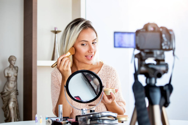 Красивая молодая женщина блоггер запись видео vlog с косметикой макияж на дому онлайн-влияния в социальных сетях concept.live потоковое вирусное - Фото, изображение