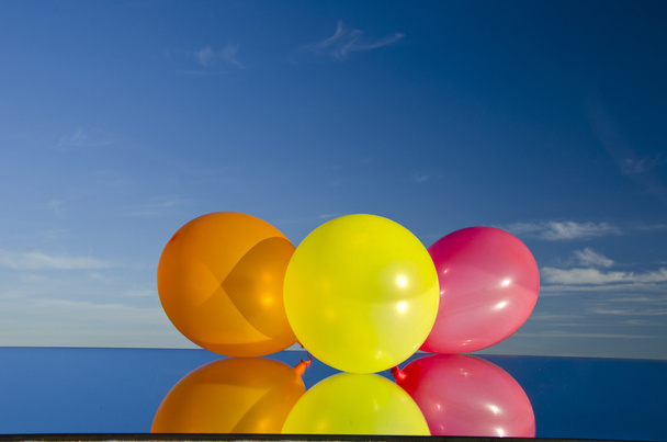 ayna ve gökyüzü üç balon - Fotoğraf, Görsel