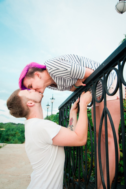Close up de um jovem casal beijando
 - Foto, Imagem
