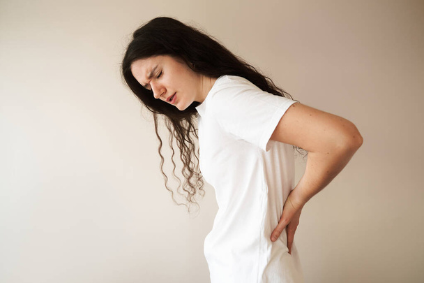 Infección renal pielonefritis infección del tracto urinario. Mujer atractiva siente dolor de espalda dolor de columna debido a la pielonefritis de ITU enfermedad - Foto, Imagen