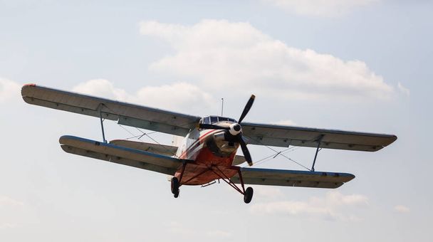 Kleinflugzeug-Flug auf dem Flughafengelände - Foto, Bild