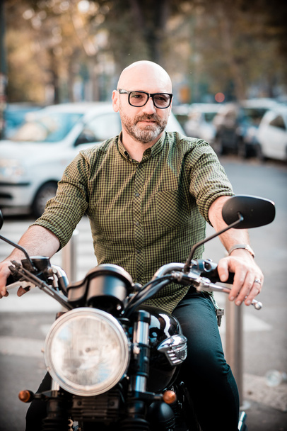yakışıklı orta yaşlı adam Motosikletçi - Fotoğraf, Görsel