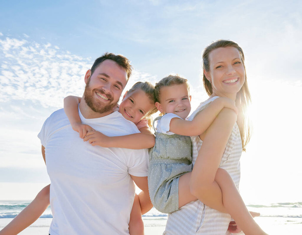 Happy family at the beach. Portrait of smiling young parents with children having fun on vacation. Little boy and girl enjoying summer with mother and father. - Foto, imagen