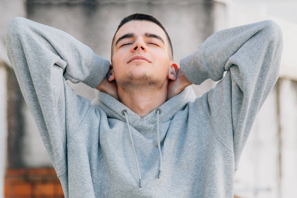uvolněný mladý muž teenager dýchání venku - Fotografie, Obrázek