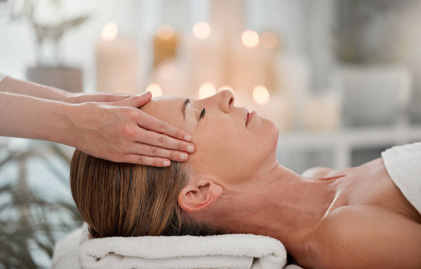 Prise de vue d'une femme recevant un massage au temple dans un spa. - Photo, image