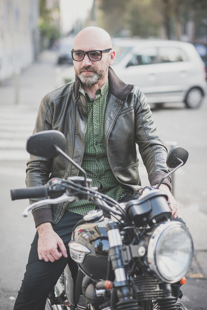 komea keski-ikäinen mies moottoripyöräilijä
 - Valokuva, kuva