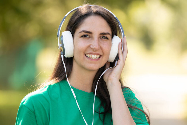 lány fejhallgató hallgat zenét a szabadban - Fotó, kép