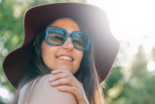 retrato de chica con sombrero en verano con sol - Foto, imagen
