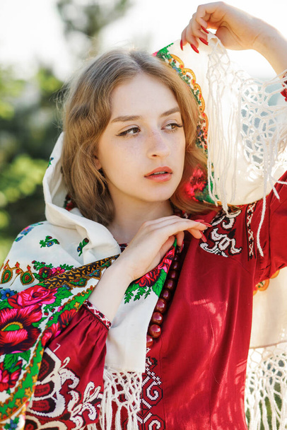 Πορτρέτο μιας όμορφης ξανθιάς με παραδοσιακά εθνικά ρούχα. - Φωτογραφία, εικόνα