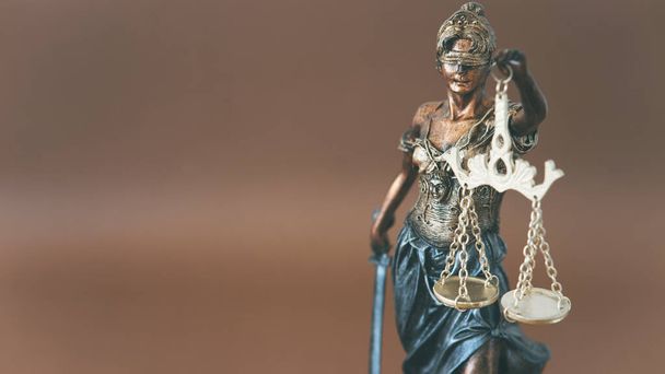 Estatua del concepto legal y jurídico de Lady Justice sobre fondo borroso - Foto, Imagen