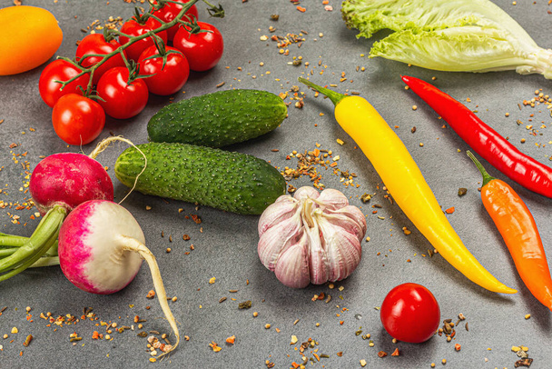 Cozinhar ingredientes fundo. Especiarias, legumes, alho, pimentas coloridas e pepinos. Contexto de pedra, conceito de preparação de alimentos - Foto, Imagem