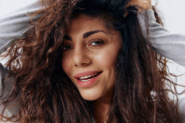Muotokuva Happy Latin Woman harmaa villapaita nauttia pehmeä kihara tukka Katso kameran poseeraus eristetty White Studio seinään tausta. Muoti kausiluonteinen Myynti Uusi kokoelma Love Yourself Concept - Valokuva, kuva