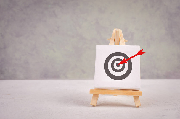 Easel with a target, red arrow is aiming to the center, business strategy for success - 写真・画像