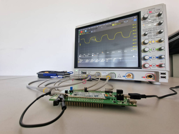 Professional digital oscilloscope for circuit analysis and measurements in time domain - Foto, imagen