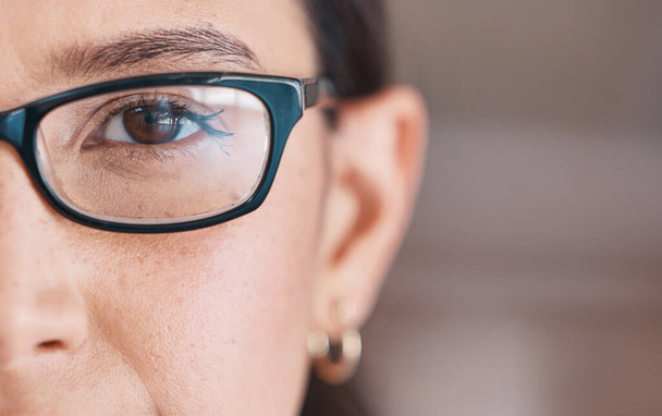 Gözlük takan bir kadının göz kapağı. Optometri ziyaretine giden bir kadının gözü. Görme ve görme yetisini test eden bir kadının portresi. Kahverengi gözlü genç hasta - Fotoğraf, Görsel