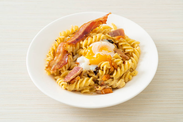 carbonara fusilli pasta spicy bacon - Italian food style - Valokuva, kuva