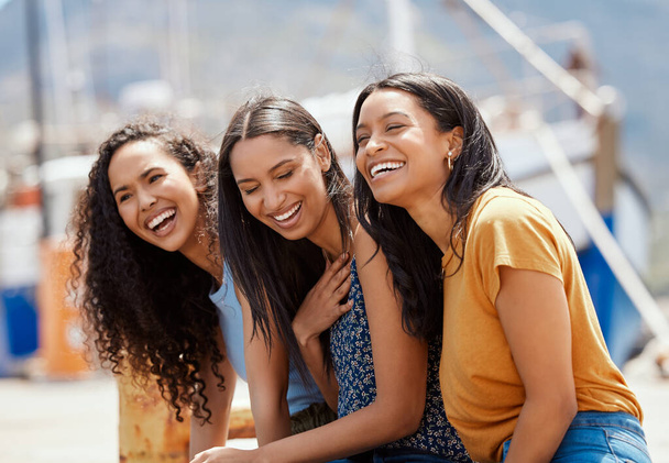 Fotografía de un grupo de mujeres jóvenes pasando el rato juntas al aire libre. - Foto, imagen