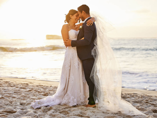 Shot of a young couple on the beach on their wedding day. - Fotoğraf, Görsel