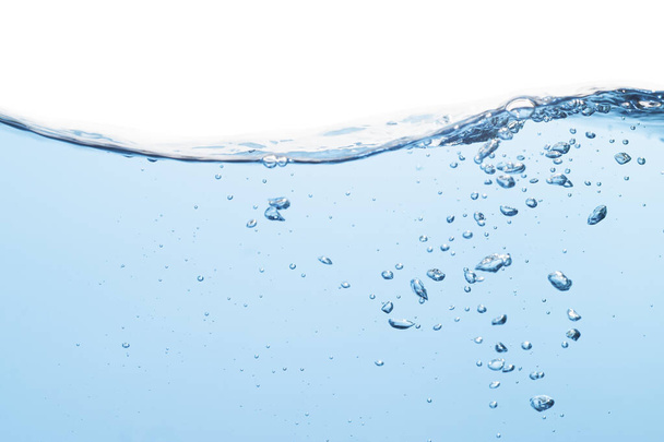 Ola de agua. Superficie de agua con ondulación y burbujas flotan sobre fondo blanco. - Foto, Imagen