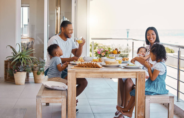 Foto de una familia joven almorzando juntos en casa. - Foto, imagen