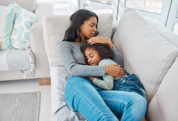 Bir anne ve kızının evdeki kanepede yatması.. - Fotoğraf, Görsel