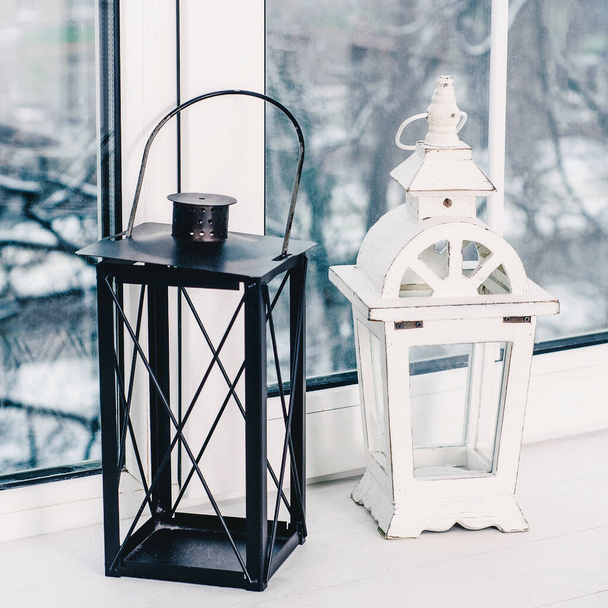 Black and white vintage lanterns on the windowsill. - Foto, Imagen