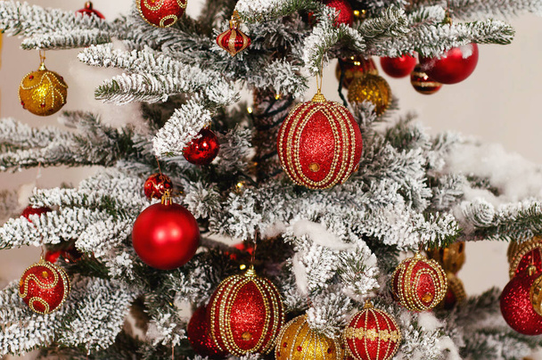 Na této fotografii je vyobrazen obraz vánoční výzdoby. Žhnoucí žárovky. Vánoční míče zdobené na svátky. Mnohobarevné doplňky. Větve vánočního stromku jsou zdobeny věnci. - Fotografie, Obrázek