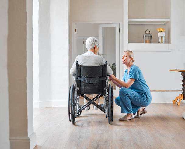 Huzurevinde tekerlekli sandalyedeki yaşlı bir kadınla ilgilenen bir hemşireyi vurmuşlar.. - Fotoğraf, Görsel