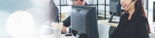 Call center lub agent obsługi klienta w poszerzonym widoku panoramicznym baner noszenie słuchawki podczas pracy w biurze w celu wsparcia zdalnego klienta lub kolegi na telefon wideokonferencji połączenie - Zdjęcie, obraz