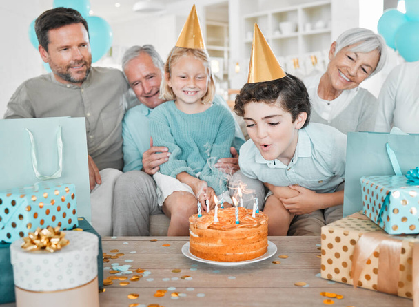 Μια φωτογραφία μιας ευτυχισμένης οικογένειας να γιορτάζει τα γενέθλιά της μαζί στο σπίτι.. - Φωτογραφία, εικόνα