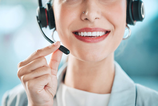 Κοντινό πλάνο μιας αγνώριστης επιχειρηματία που φοράει ακουστικό ενώ εργάζεται σε τηλεφωνικό κέντρο. - Φωτογραφία, εικόνα