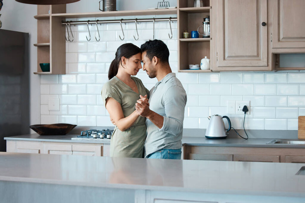 Постріл молодої пари танцює на кухні вдома
. - Фото, зображення