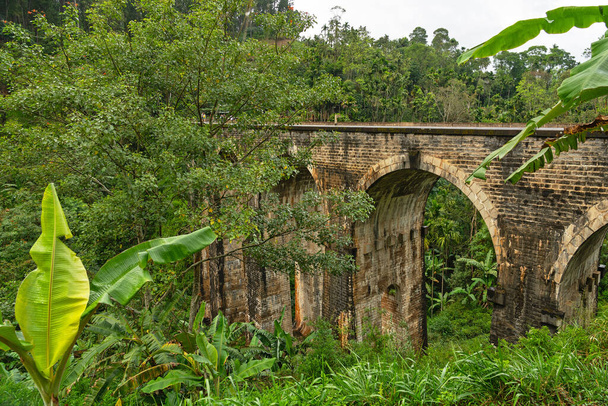 Punkt orientacyjny Sri Lanki: Most Dziewięciu Łuków w Ella  - Zdjęcie, obraz