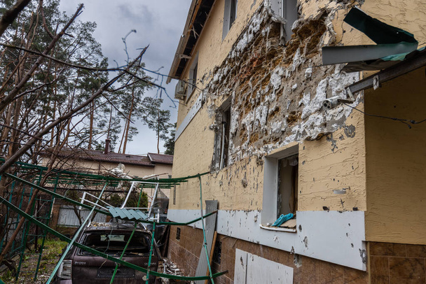 Irpin, Kyev region Ukraine - 09.04.2022: Cities of Ukraine after the Russian occupation. Destroyed buildings on the streets of Irpen. Broken, shelled windows. Buildings after being hit by missiles. - Фото, изображение