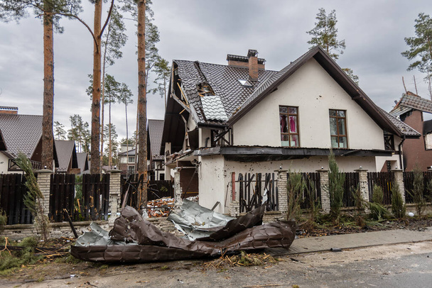 Irpin, Kyev region Ukraine - 09.04.2022: Πόλεις της Ουκρανίας μετά τη ρωσική κατοχή. Καταστράφηκαν κτίρια στους δρόμους του Ίρπεν. Σπασμένα παράθυρα. Κτίρια μετά από χτύπημα από πυραύλους. - Φωτογραφία, εικόνα