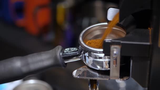 Επαγγελματική μηχανή μύλος να αλέσει φρέσκα φασόλια καφέ για να κάνει ζεστό ρόφημα σε καφετέρια καφέ, αργή κίνηση, κοντά - Πλάνα, βίντεο