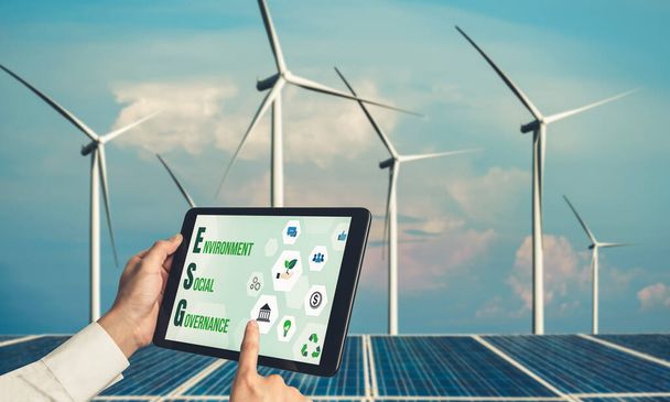 Zielona transformacja biznesowa na rzecz oszczędzania środowiska i koncepcji biznesowej ESG. Biznesmen za pomocą tabletu, aby ustawić cel korporacyjny w kierunku przyjaznego dla środowiska zarządzania i alternatywne zużycie czystej energii. - Zdjęcie, obraz