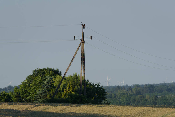 ENERGETIKA - Středonapěťové vedení upevněné na betonové tyči - Fotografie, Obrázek