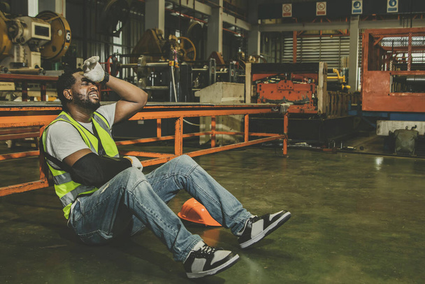 African American male worker with right arm injury wears cast can't work has to take sick leave for medical treatment : Male workers insured against work accidents that occur in factories. - Foto, imagen