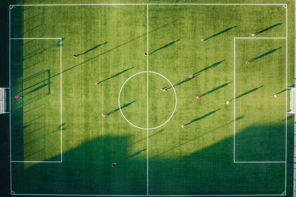 Yleiskuva viiden pelaajan jalkapallo-ottelusta - Valokuva, kuva