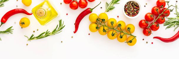 Tomates amarelos e vermelhos, pimentas, alecrim e especiarias em um fundo branco, banner de comida, vista superior, espaço de cópia - Foto, Imagem