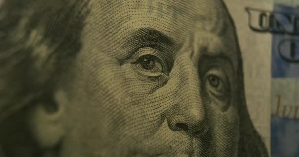 Honderd dollar, een benadering van het beeld van Franklin op het biljet. Macro schieten. Het concept van leningen, inflatie, succes, werk, salaris, veel geluk. Hoge kwaliteit 4k beeldmateriaal - Video