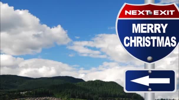 Feliz Navidad señal de tráfico con nubes que fluyen
 - Metraje, vídeo