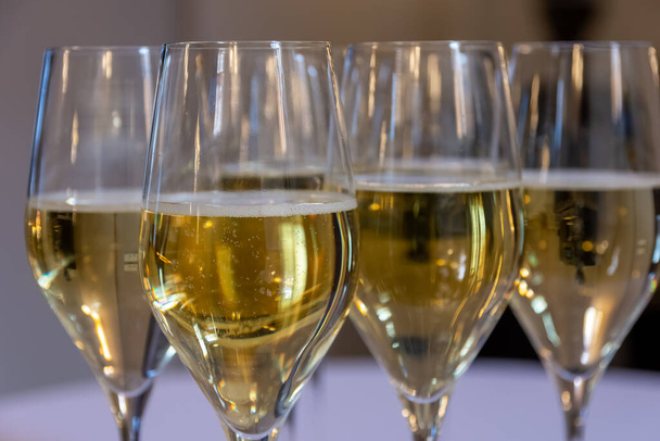 wypełnione kieliszki do szampana na imprezie w sposób selektywny - Zdjęcie, obraz