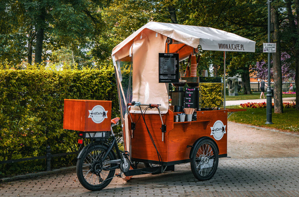 Sopot, Poland - July  01, 2022: Colourful green summer park in Sopot and selling beverages and ice cream on the street - Foto, Bild