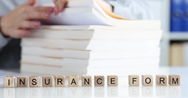 Agente de seguros está buscando el formulario de seguro del cliente. Archivo de formularios de seguro y concepto de papeleo - Metraje, vídeo