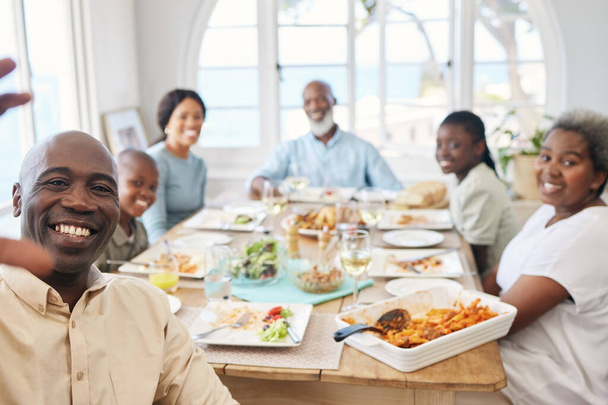 Снимок семьи, делающей селфи во время обеда дома. - Фото, изображение