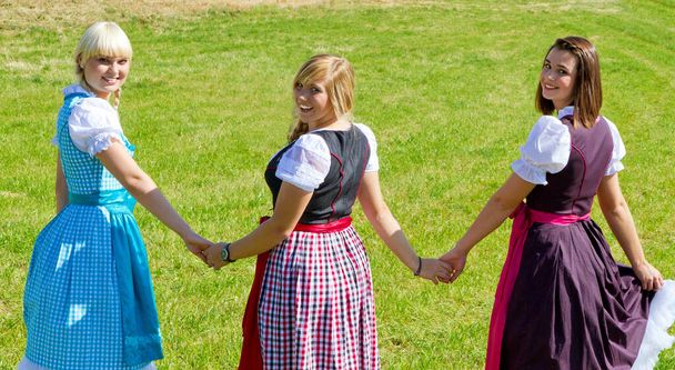 Három vidám lány, színes ruhában. - Fotó, kép