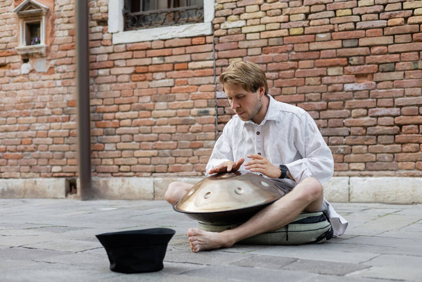 Músico tocando handpan na rua urbana em Veneza  - Foto, Imagem
