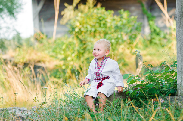 bambino nella camicia ucraina ricamata nel villaggio
 - Foto, immagini